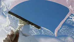 De beste manier om ramen streeploos te wassen: je hebt maar één ingrediënt nodig